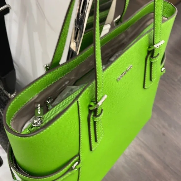 Michael Kors Voyager Large Saffiano Leather Tote Bag
Jangle Green 
NWT - Picture 16 of 16